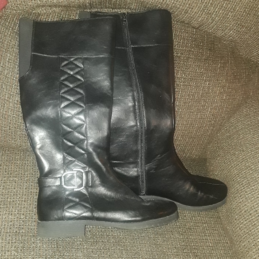 Cute riding boots with elastic in back